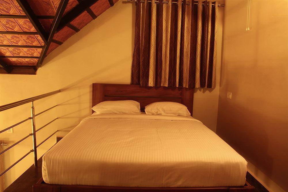 วู้ดสต็อค รีสอร์ต Hotel มาดิเครี ภายนอก รูปภาพ