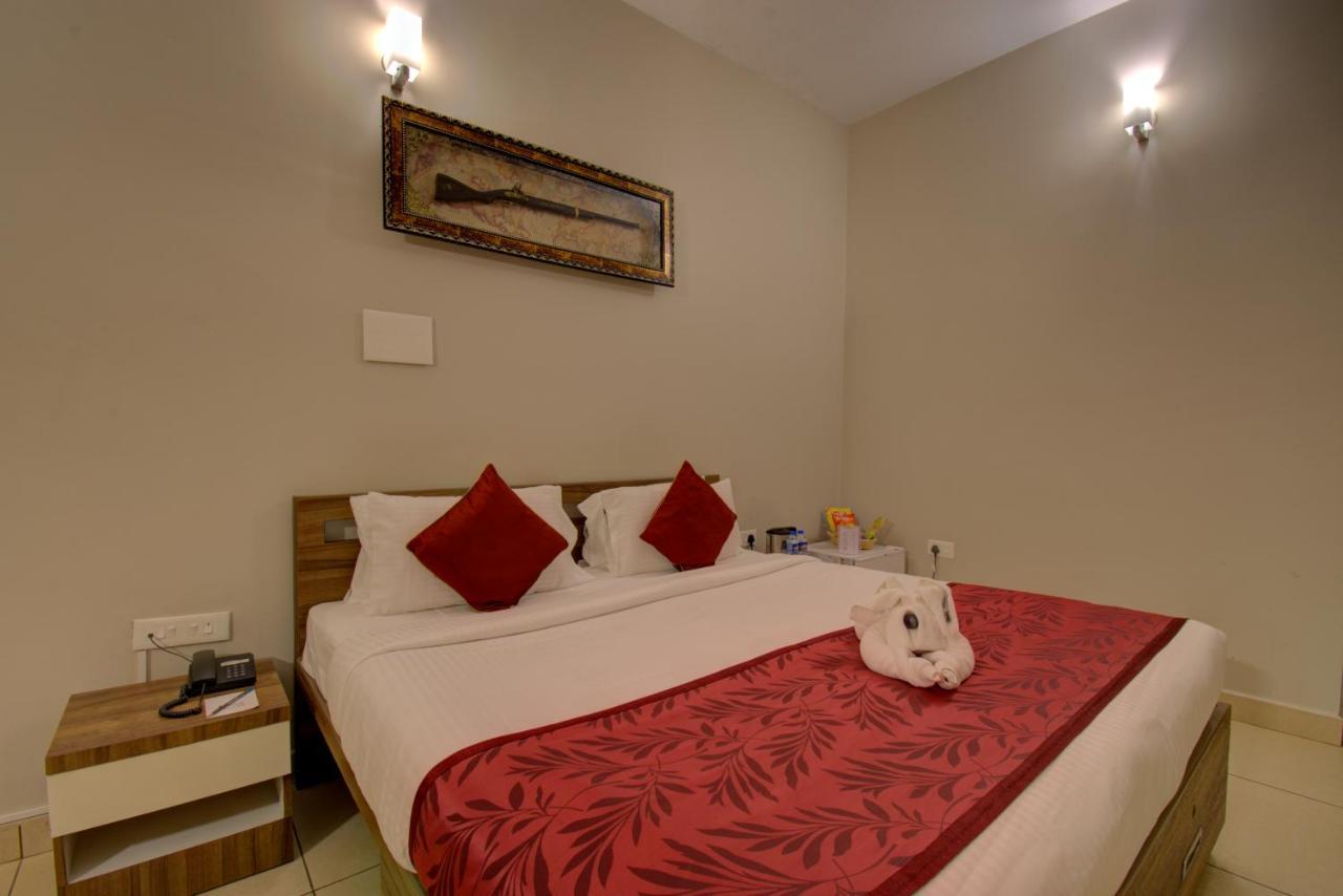 วู้ดสต็อค รีสอร์ต Hotel มาดิเครี ภายนอก รูปภาพ