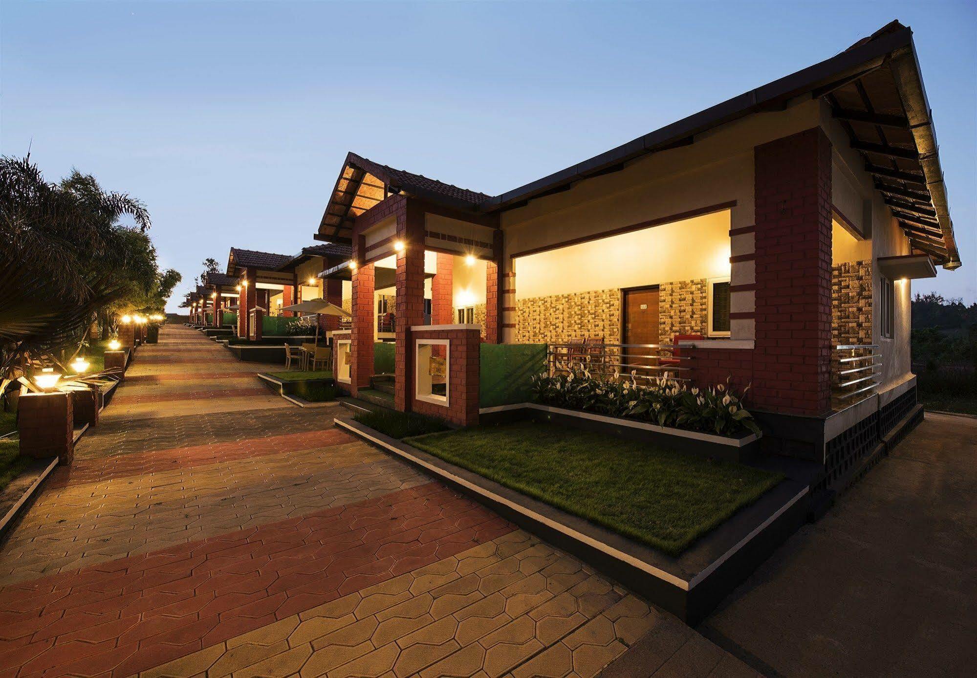 วู้ดสต็อค รีสอร์ต Hotel มาดิเครี ภายนอก รูปภาพ