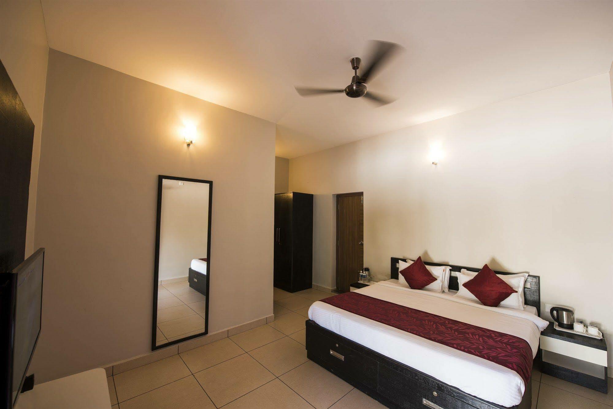 วู้ดสต็อค รีสอร์ต Hotel มาดิเครี ภายนอก รูปภาพ
