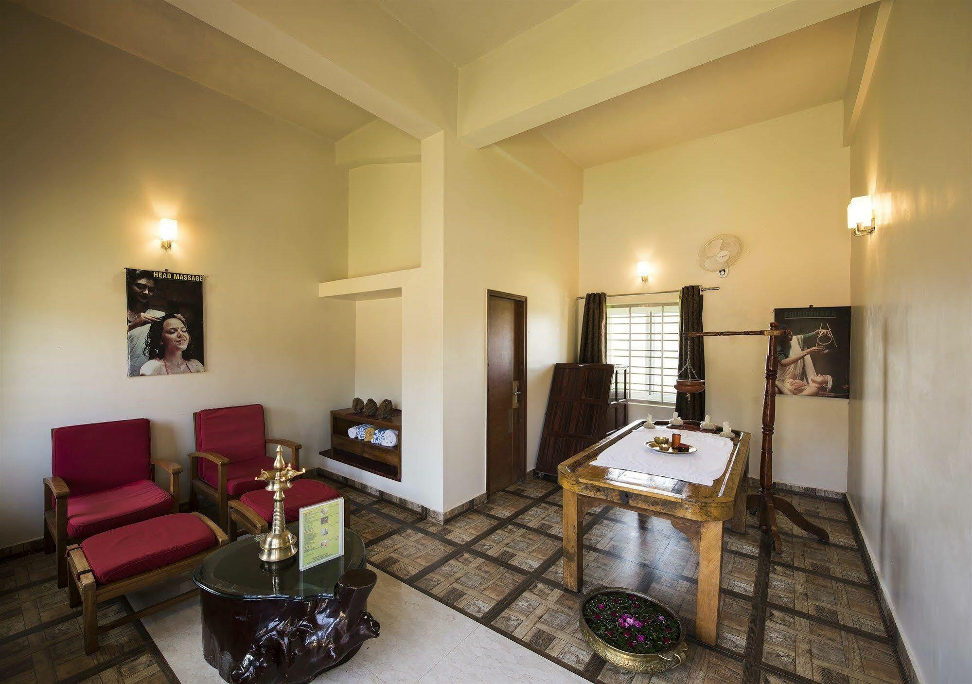 วู้ดสต็อค รีสอร์ต Hotel มาดิเครี ภายนอก รูปภาพ