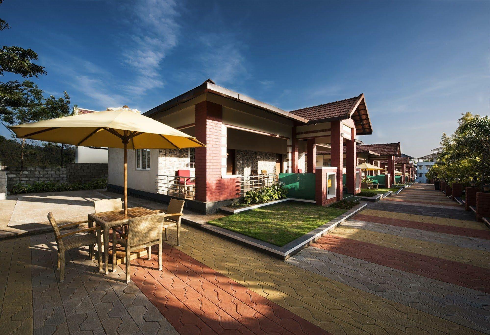 วู้ดสต็อค รีสอร์ต Hotel มาดิเครี ภายนอก รูปภาพ