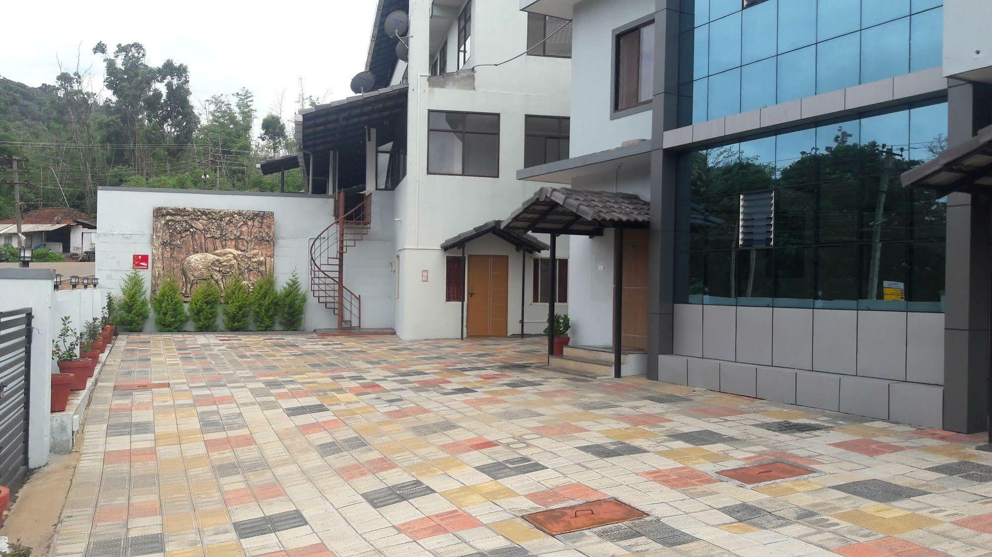วู้ดสต็อค รีสอร์ต Hotel มาดิเครี ภายนอก รูปภาพ